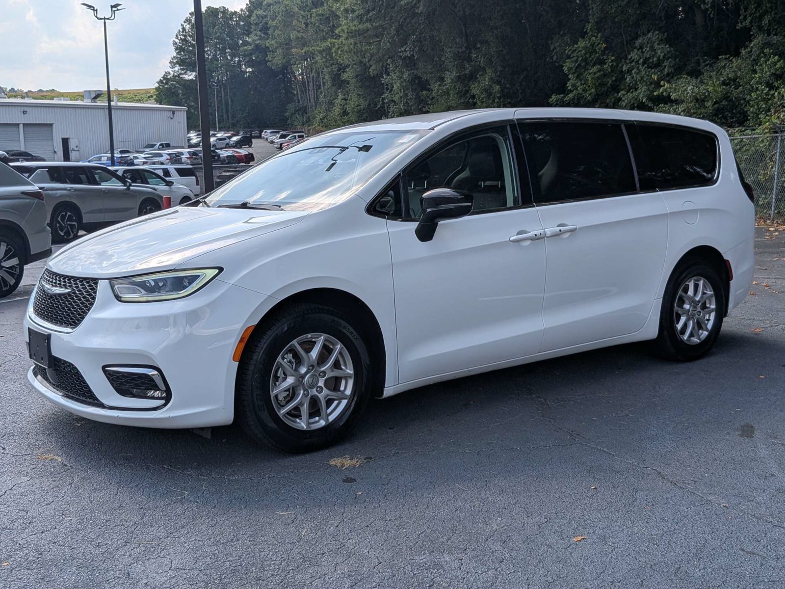 Used 2024 Chrysler Pacifica Touring-L FWD image 7