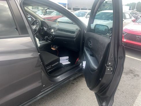 Used 2018 Honda HR-V LX image 3