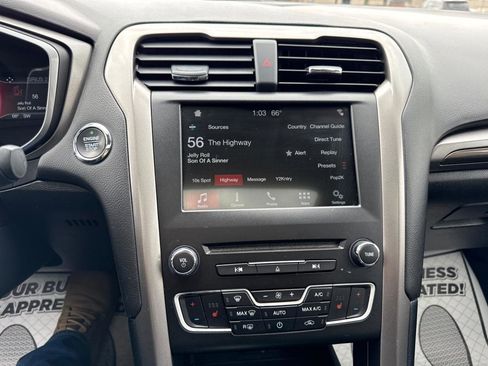 Used 2018 Ford Fusion SE w/ Fusion SE Technology Package image 15