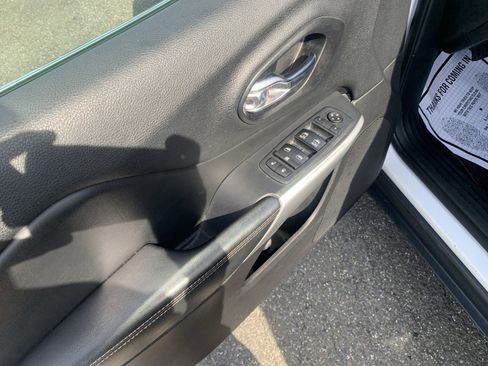 Used 2018 Jeep Cherokee Latitude Plus AWD/4WD image 8