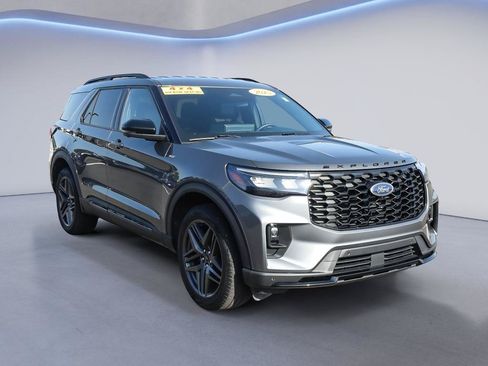 Used 2025 Ford Explorer ST-Line w/ ST-Line Street Pack AWD/4WD image 10