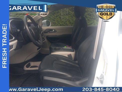 Used 2022 Chrysler Pacifica Touring-L FWD image 2