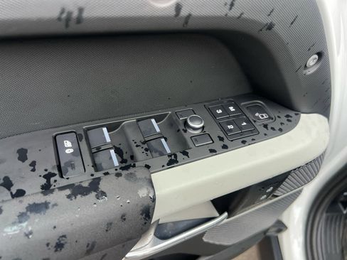 Used 2020 Land Rover Defender 110 SE image 12