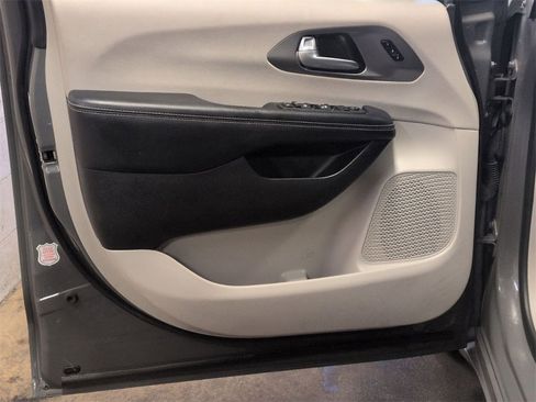 Used 2023 Chrysler Pacifica Touring-L image 14