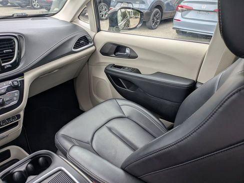 Used 2024 Chrysler Pacifica Limited FWD image 16