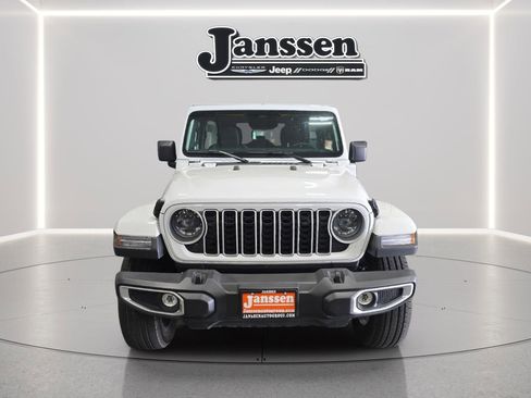Used 2025 Jeep Wrangler Unlimited Sahara AWD/4WD image 7