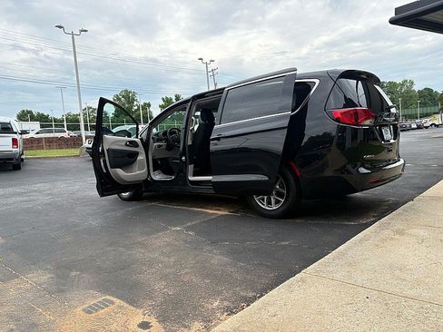 Used 2024 Chrysler Voyager LX FWD image 7