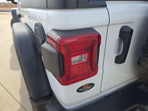 Used 2024 Jeep Wrangler Unlimited Rubicon AWD/4WD image 34