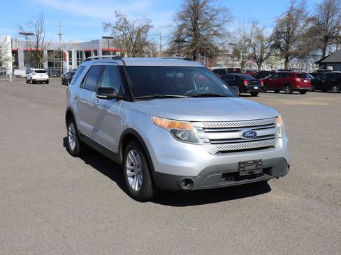 Used 2013 Ford Explorer XLT image 3