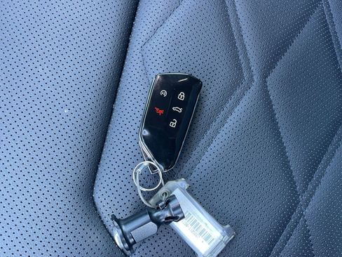 Used 2025 Volkswagen Atlas Cross Sport SE FWD image 21