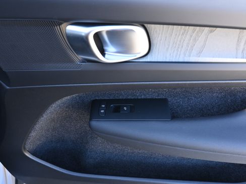 Used 2025 Volvo XC40 B5 Core image 22