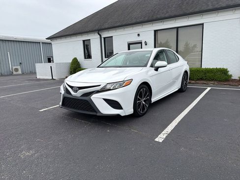 Used 2019 Toyota Camry SE FWD image 1