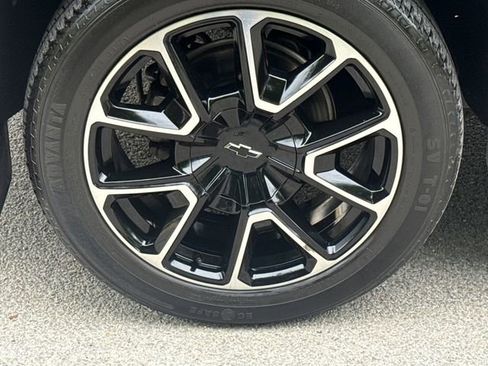 Used 2024 Chevrolet Suburban Premier w/ Advanced Technology Package image 9