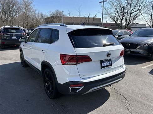 Used 2022 Volkswagen Taos SE w/ Panoramic Sunroof Package image 6