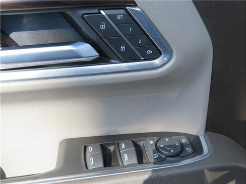 Used 2025 GMC Sierra 1500 SLT image 12