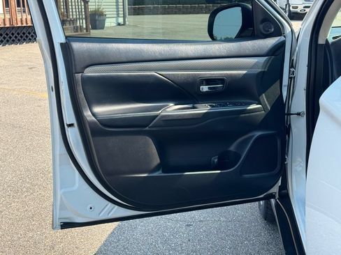 Used 2019 Mitsubishi Outlander SEL AWD/4WD image 24