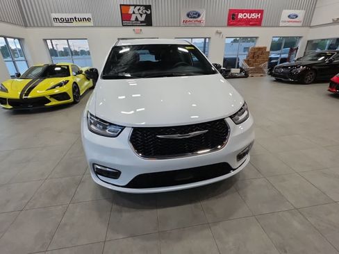 Used 2026 Chrysler Pacifica Select FWD image 3