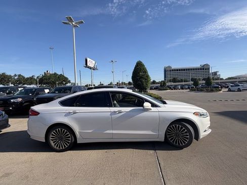 Used 2017 Ford Fusion SE w/ Fusion SE Technology Package FWD image 4
