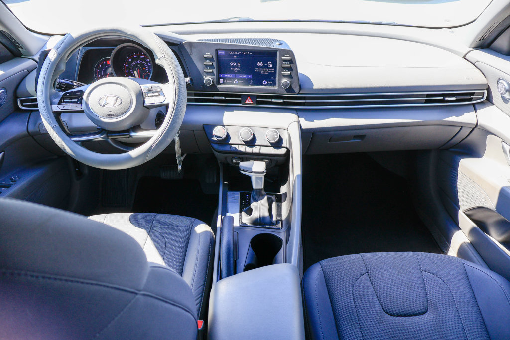 Used 2023 Hyundai Elantra SE w/ Cargo Package FWD image 8