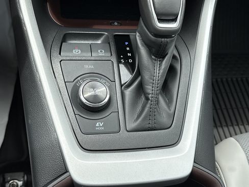 Used 2025 Toyota RAV4 Limited w/ Advanced Technology Package AWD/4WD image 32