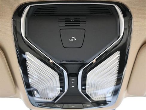 Used 2018 BMW 740i image 21