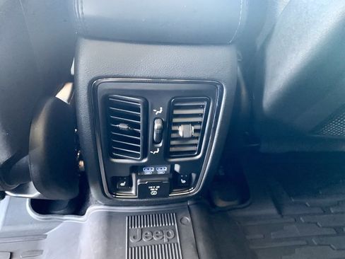 Used 2020 Jeep Grand Cherokee Limited w/ Luxury Group II image 22