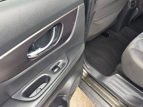 Used 2016 Nissan Rogue SV image 38