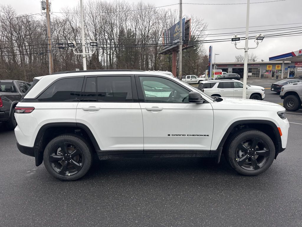 New 2026 Jeep Grand Cherokee Limited w/ Limited Altitude Package AWD/4WD image 4