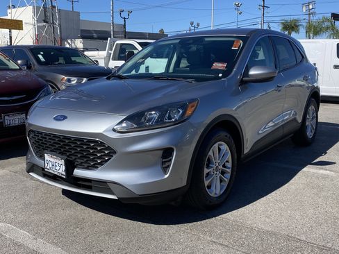Used 2021 Ford Escape SE image 2