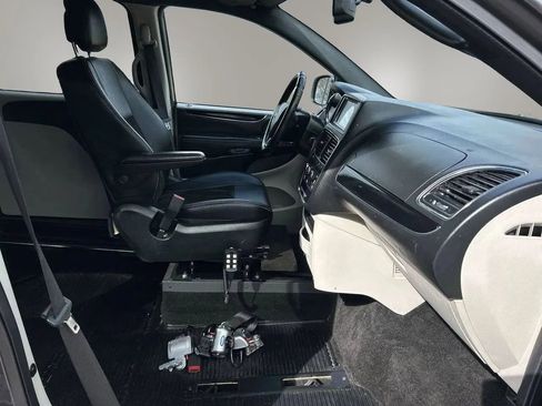 Used 2018 Dodge Grand Caravan SXT FWD image 26