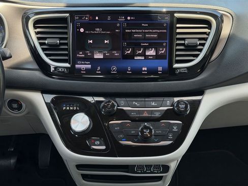 Used 2021 Chrysler Pacifica Touring-L FWD image 20