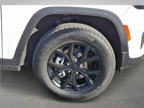 Certified 2024 Jeep Grand Cherokee Altitude image 8