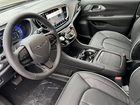 New 2026 Chrysler Pacifica Limited w/ Uconnect Theater Family Group image 10