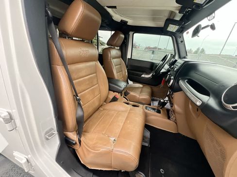 Used 2012 Jeep Wrangler Unlimited Sahara AWD/4WD image 28