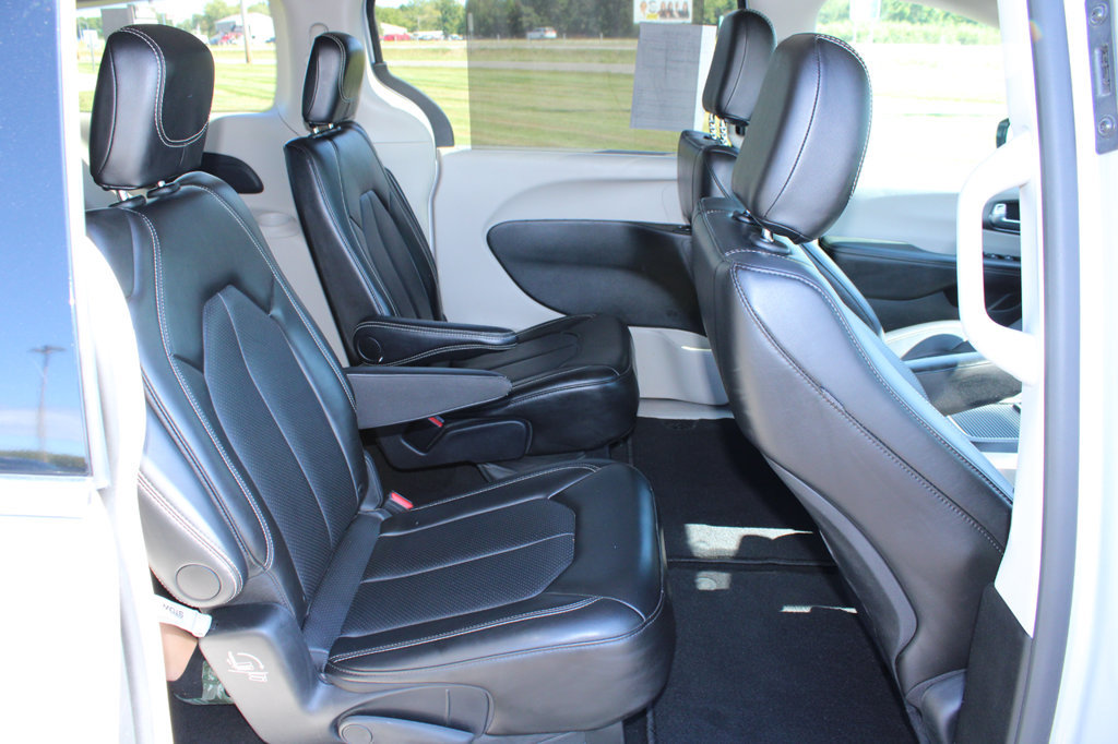 Used 2024 Chrysler Pacifica Touring-L FWD image 17