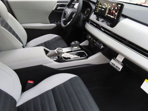 New 2025 Mitsubishi Outlander SE image 24