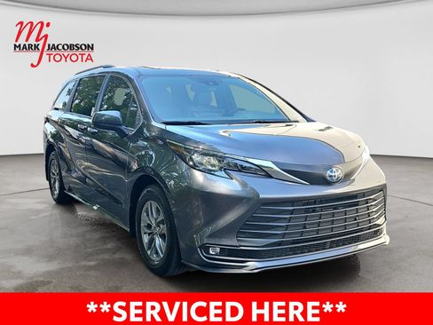 Used 2025 Toyota Sienna XLE FWD image 5