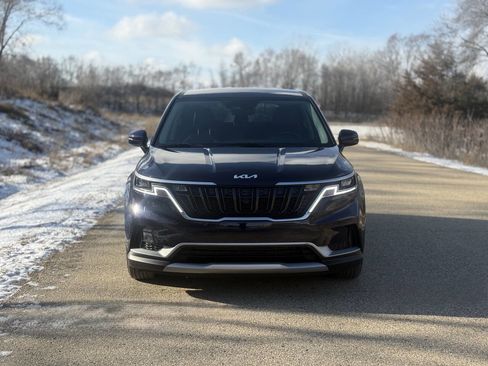 Used 2023 Kia Carnival LX image 4