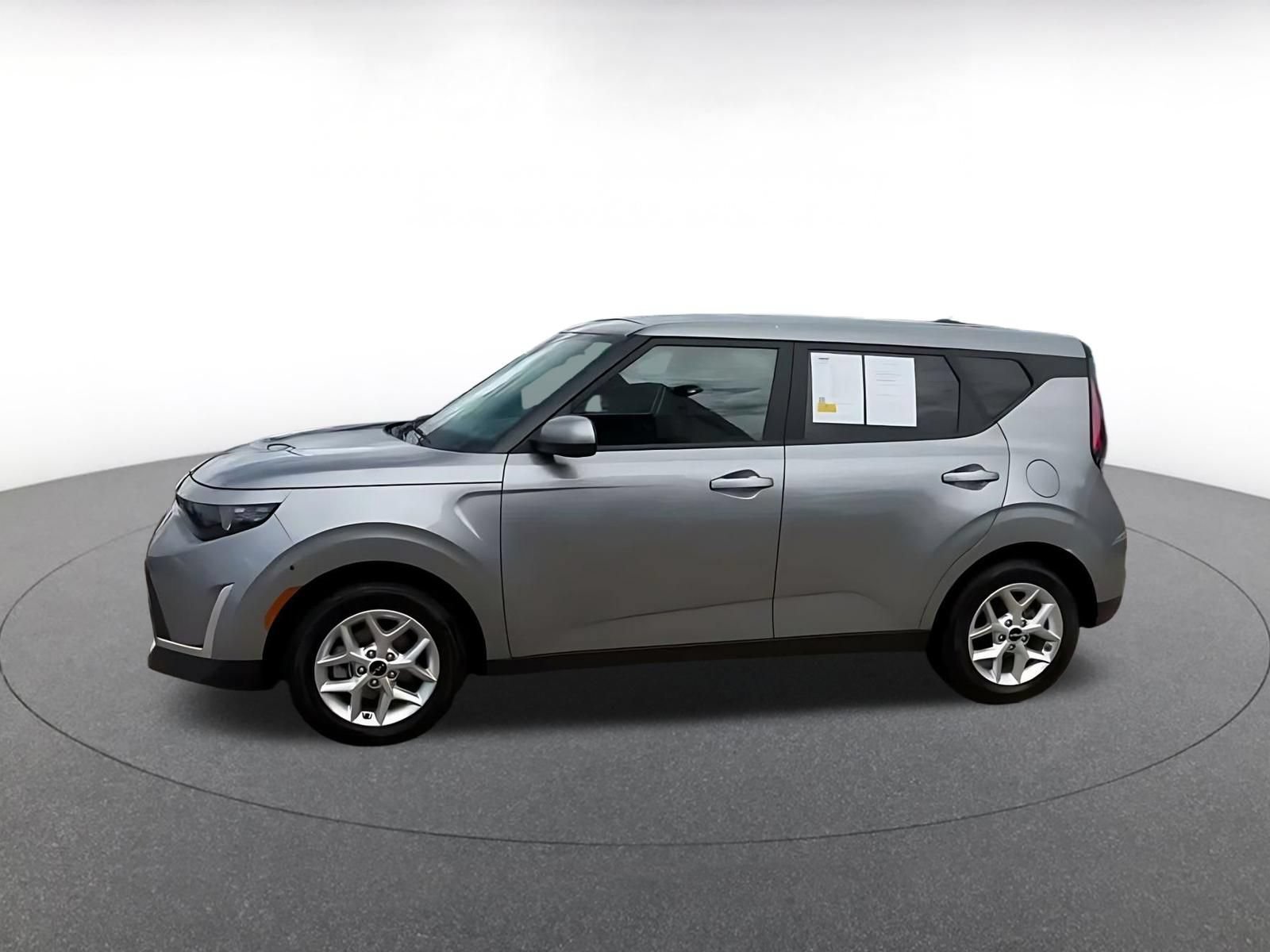 Used 2025 Kia Soul LX w/ LX Technology Package FWD image 8