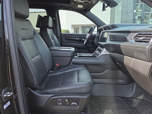 Used 2021 GMC Yukon XL Denali w/ Denali Premium Package image 19