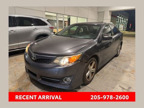 Used 2014 Toyota Camry SE image 1