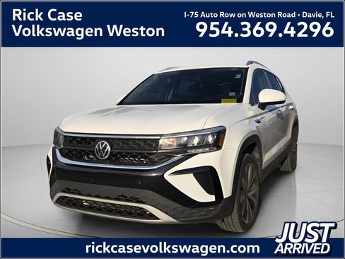 Used 2022 Volkswagen Taos SE FWD image 1