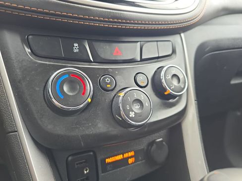 Used 2022 Chevrolet Trax LT w/ LT Convenience Package FWD image 25