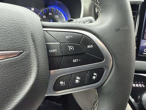 Used 2024 Chrysler Pacifica Touring-L FWD image 23