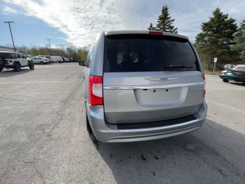 Used 2016 Chrysler Town & Country Touring FWD image 8