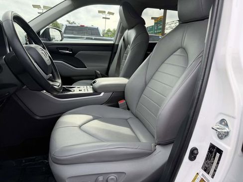 Used 2022 Toyota Highlander XLE AWD/4WD image 12