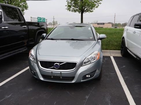 Used 2011 Volvo C70 T5 w/ Climate Pkg image 2