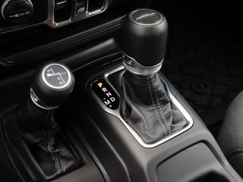 Used 2024 Jeep Gladiator Sport image 27