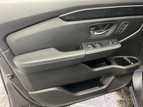 Used 2025 Honda Pilot Elite image 13