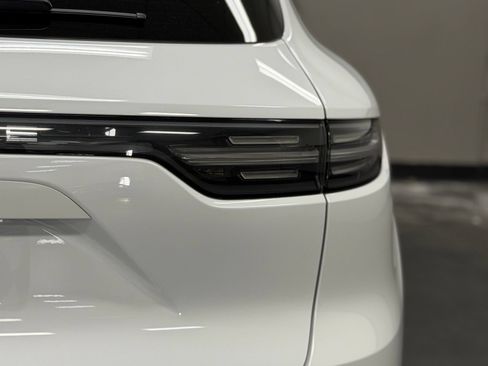 Used 2022 Porsche Cayenne E-Hybrid w/ Premium Package AWD/4WD image 14